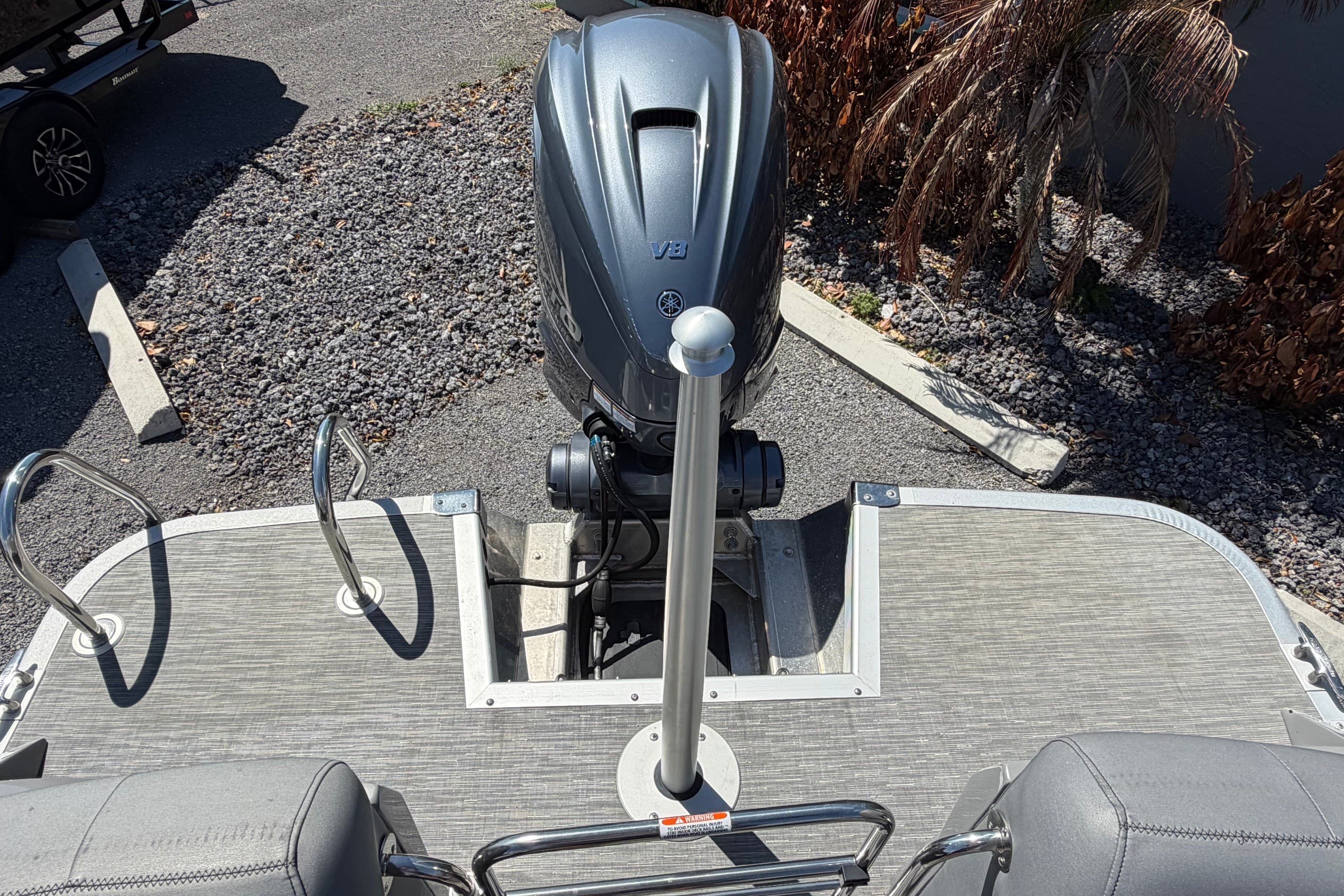 2022 Bennington 25 QX boat with outboard motor and swim platform.