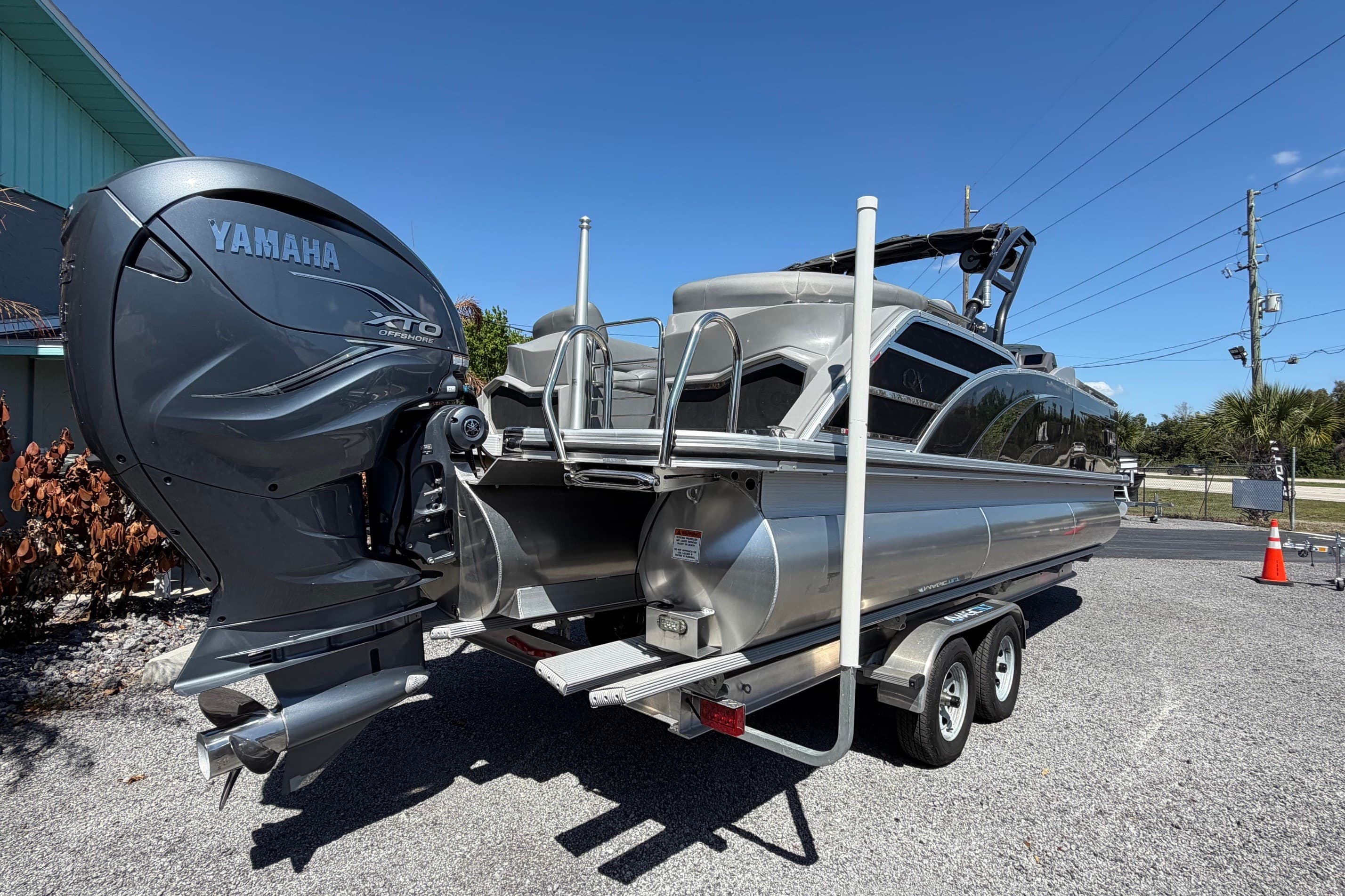 2022 Bennington 25 QX pontoon boat with Yamaha XTO outboard motor on trailer.