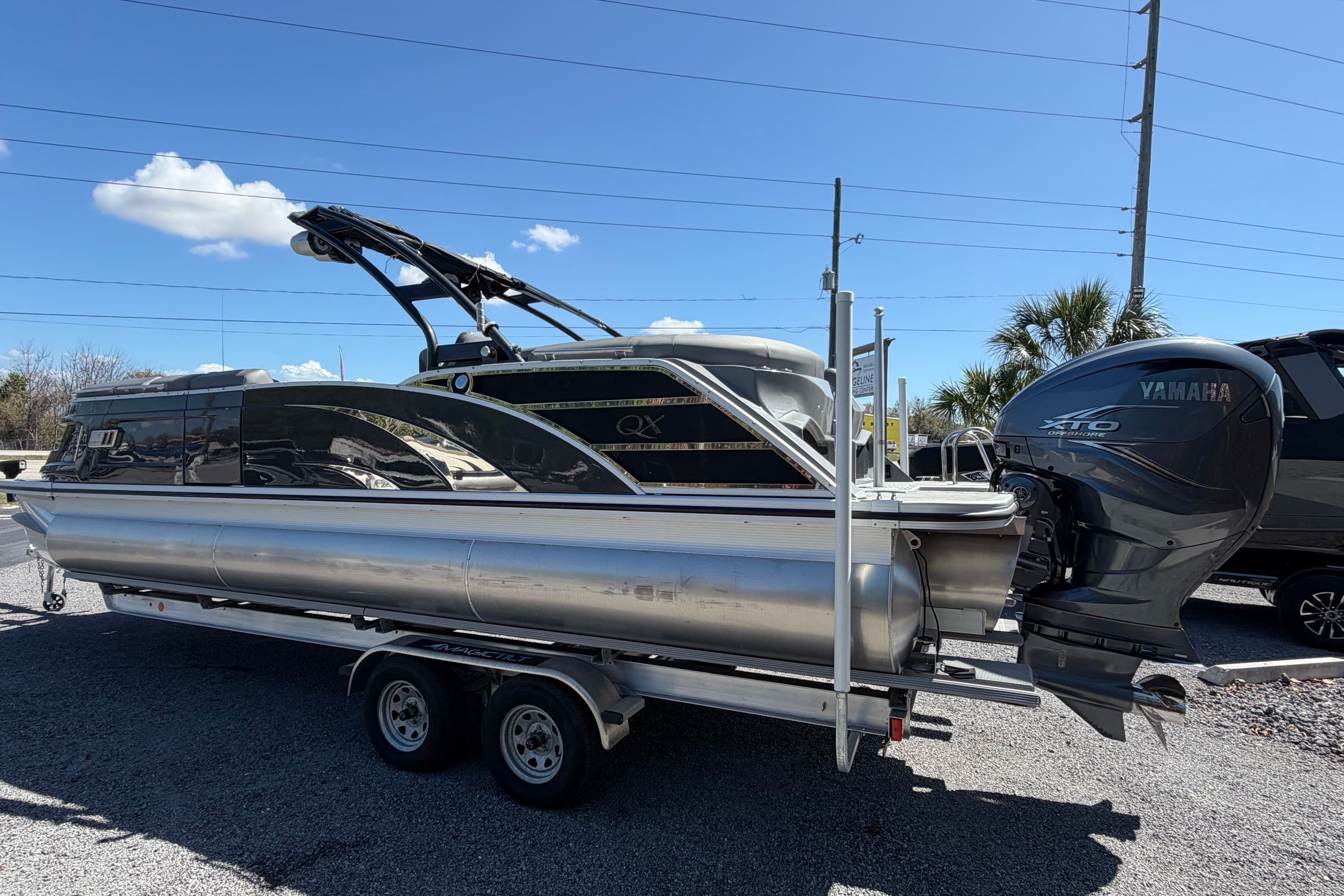 2022 Bennington 25 QX pontoon boat with Yamaha engine on trailer.